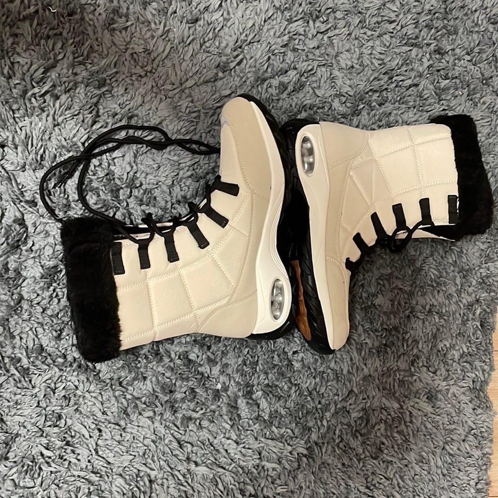 Never worn fashion snow boots